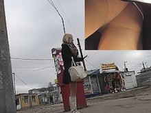 Chica con botas altas blancas upskirt (falso) primer plano