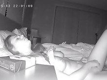 Puta tímida juega con su coño antes de acostarse cámara oculta