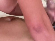 Parte 2 Cámara 1 Sentada en la cara con el culo grande tragando y silenciando tu boca