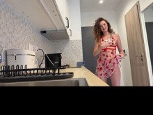 Chica súper caliente sin bragas y con un vestido transparente completamente transparente en la cocina para mostrar su coño