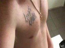 Desesperación masculina dura desnuda