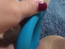 Enorme chorro que brota con vibrador empapa la cama