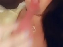 Snapchat Milf 3 'monta un consolador' en la habitación del hotel y lame su desorden en el suelo