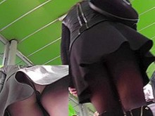Minifalda de cuero y botas de arpillera en película upskirt (falsa)