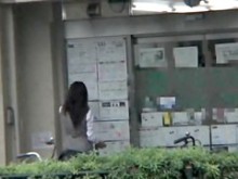 Trabajador de oficina caliente agachado y mostrando el culo sincero de la calle