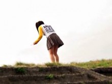 Chicas orientales con piernas delgadas mostrando sus faldas (falso)