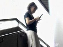 Milf asiática casi pierde sus bragas después de robarle la falda