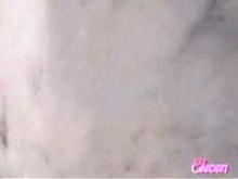 Chica japonesa con medias negras en un vídeo de tiburones