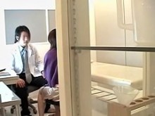 Puta japonesa va a la clínica y se la follan muy duro