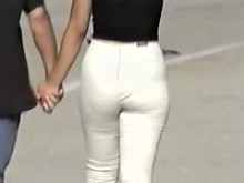 Chica con pantalones blancos de algodón se burla de su sincero trasero 04m