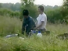 El sexo de una pareja de acampada es acosado