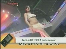 Tomas calientes con faldas de chicas de televisión bailando seductoramente