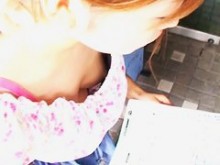 Linda asiática con tetas pequeñas y una blusa de plumón