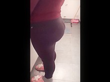 Enorme CULO Ama de casa latina leggins negros grabando por hombre de servicio