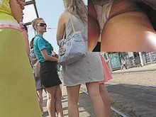 Bragas a rayas en la enagua rosa del bombón