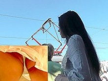 La pequeña morena Peach presenta una adorable vista debajo de la falda (falsa)
