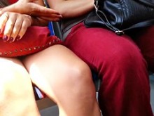 El video en solitario muestra a una hermosa chica