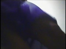 Mujer madura se ha puesto un tampón en el coño en un vídeo espía en el vestuario