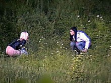 Adolescentes de edad legal orinando en el (18+)