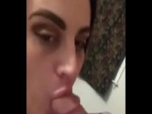 Grueso amateur chupa una enorme polla en casero