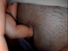 Jovencita masturbándose escondida antes de acostarse