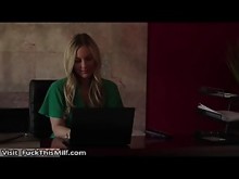 La madrastra caliente Bunny Madison pillada haciendo trampa y follada por la gran polla de su hijastro en su coño mojado