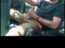 TIPO CALIENTE masturbándose en PÚBLICO en su auto mientras conduce con su polla monstruosa afuera