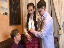 dos chicos llamaron a un compañero flaco y montaron un trío