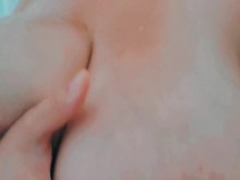 Jugando con mis tetas en la ducha