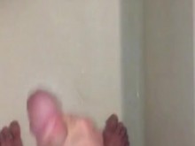 Y Grande masturba su gran polla en la bañera.