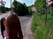 Divirtiéndose con 2 chicas desconocidas que regresan de la escuela