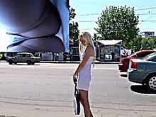 Vista de primer plano de upskirt que riega el agujero de la cara (falso)