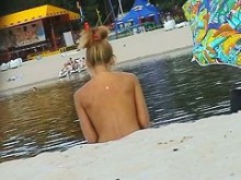 Hermosas chicas rubias atrapadas en la playa por