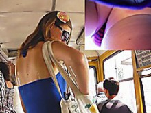 Escena de película gratuita upskirt (falsa) realizada en el transporte
