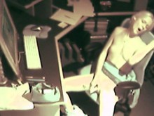 espía en el escritorio masturbándose