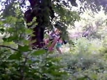 Pareja atrapada en el bosque