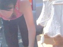 Chica de pelo oscuro y sus tetas peludas en sujetador downblouse
