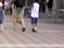 Tiburón público con la chica sexy y mucha gente alrededor.
