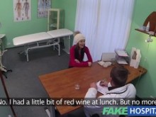 Espía a una encantadora adolescente de edad legal seducida lentamente y recibe un creampie del médico (18+)