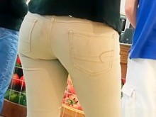 Mujer de culo sexy en pantalones vaqueros ajustados