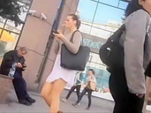 Mujer fumadora caliente es acosada