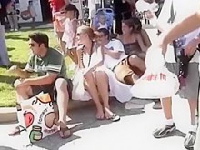 Su coño se revela completamente bajo una falda.