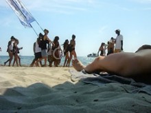 Real exhibicionista acaricia su polla caliente en una playa pública