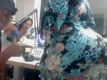A nuestra productora culona con vestido le muerde el enorme culo un colega