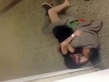 pareja copulando en el suelo del pasillo