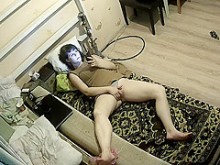 MILF caliente relajándose en su sofá expuesta a la cámara IP