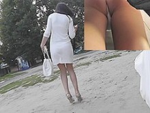 Asomando bragas blancas hasta la enagua de diletante