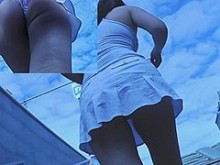 Hotty vestida de blanco se burla de una falda erótica (falso)