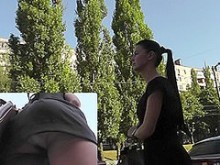 Mujer flaca de cabello oscuro captada en público bajo la falda (falso)
