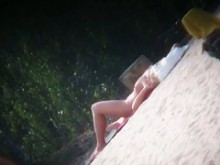 Muchos nudistas sexys en la playa fueron captados desnudos